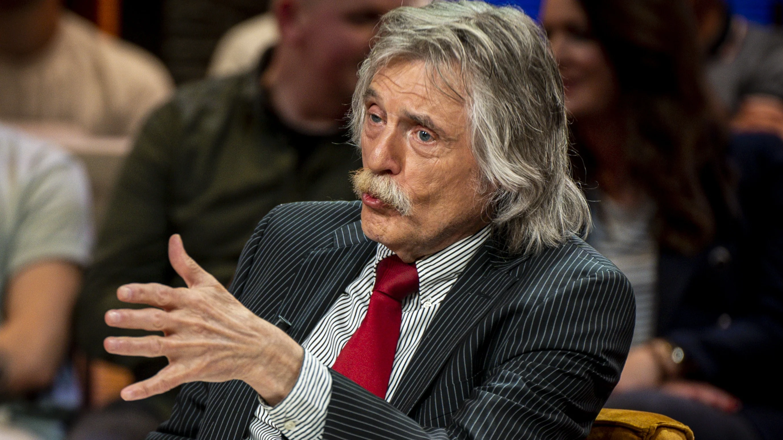 Johan Derksen haalt uit na bruiloft Rob Kemps: 'Erger me dood'