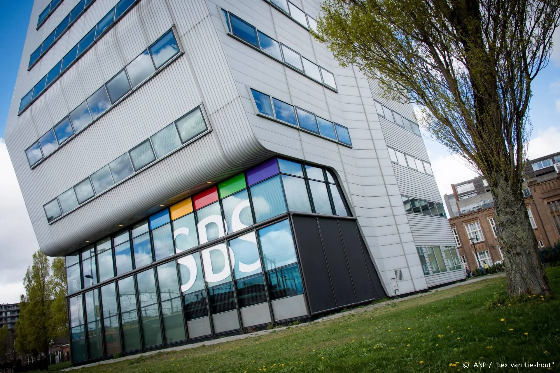 Carolina Lo Galbo viel tijdens screentest 5 Uur Show van trap