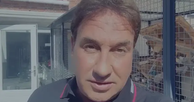 Zanger Alex 'radeloos en kapot' en vraagt om hulp