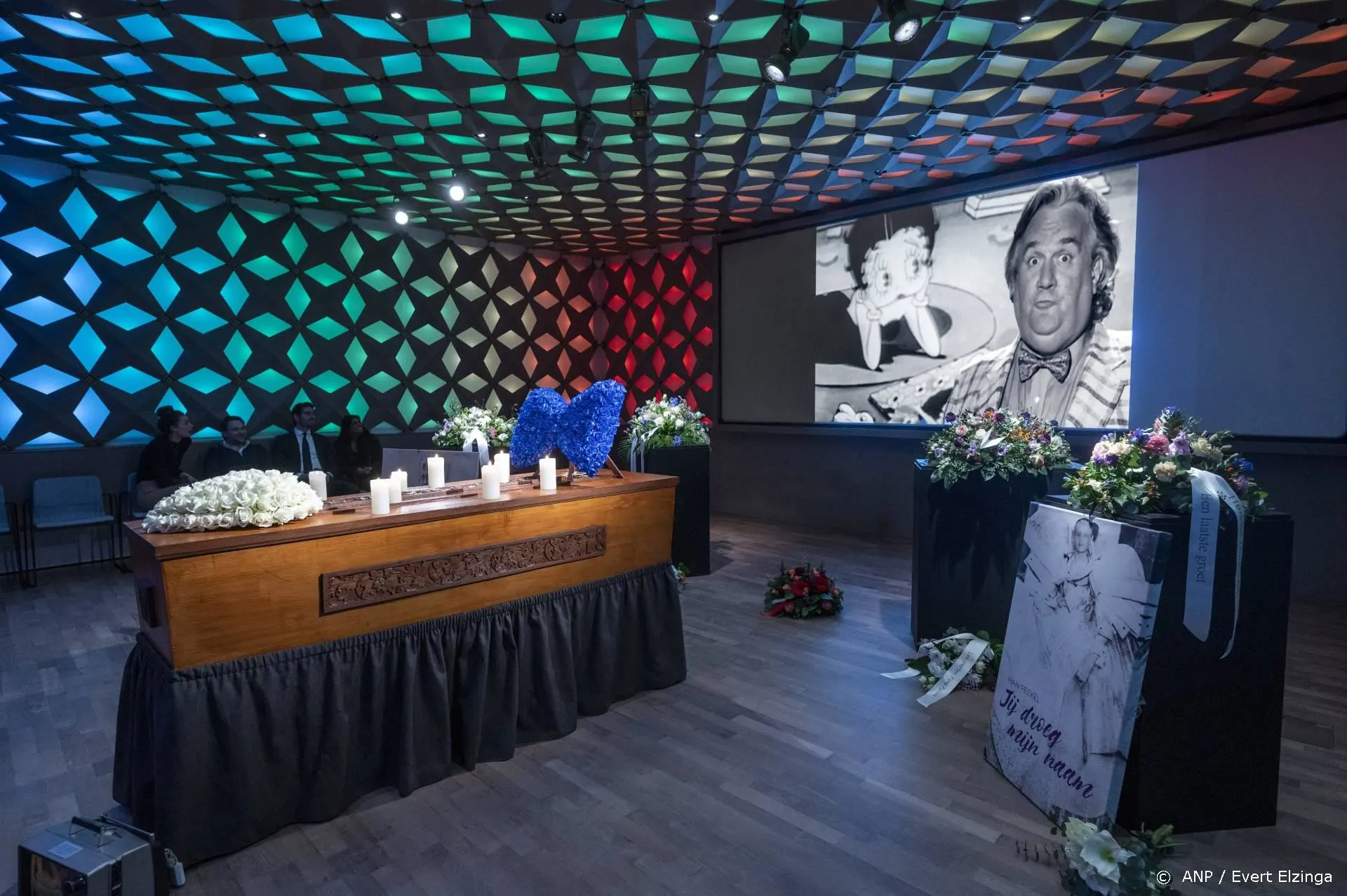 Honderden mensen nemen afscheid van Han Peekel