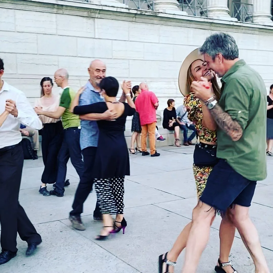 ZIEN: Verliefde Olcay Gulsen en Ruud de Wild dansen op straat