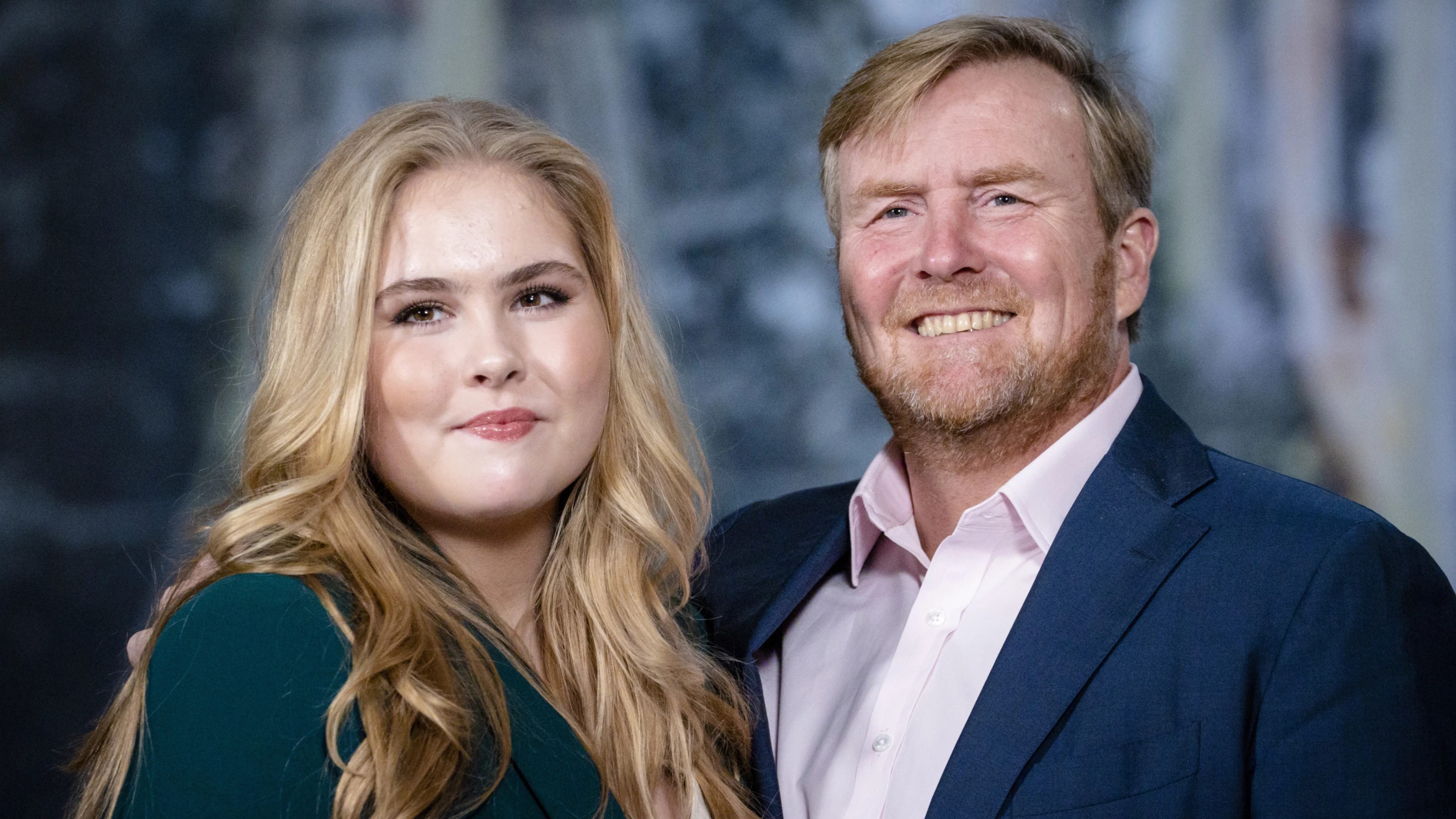 ZIEN: Amalia voor het eerst sinds dreiging in openbaar bij persmoment