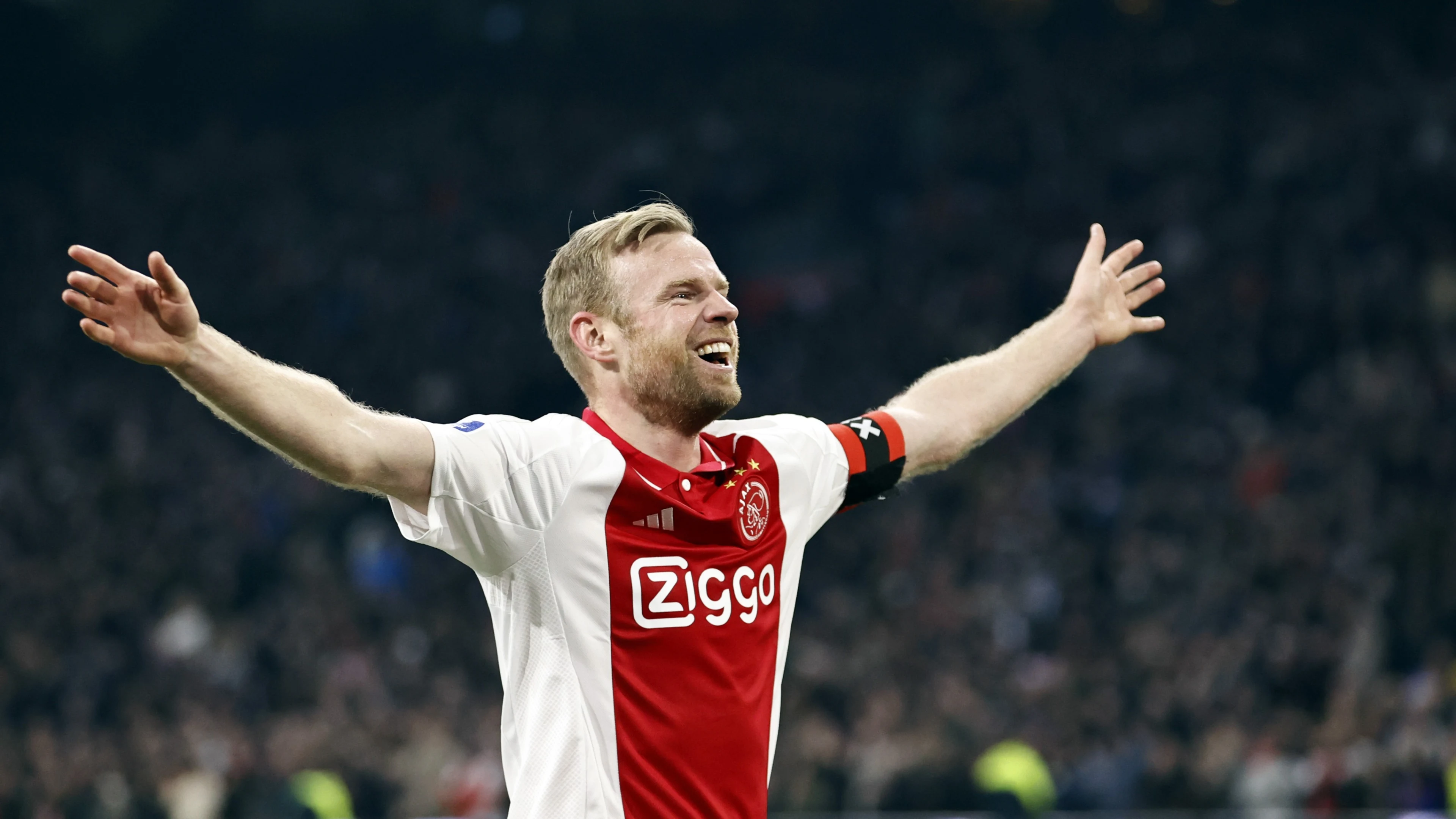 Beschuit met muisjes! Davy Klaassen verwelkomt dochtertje 