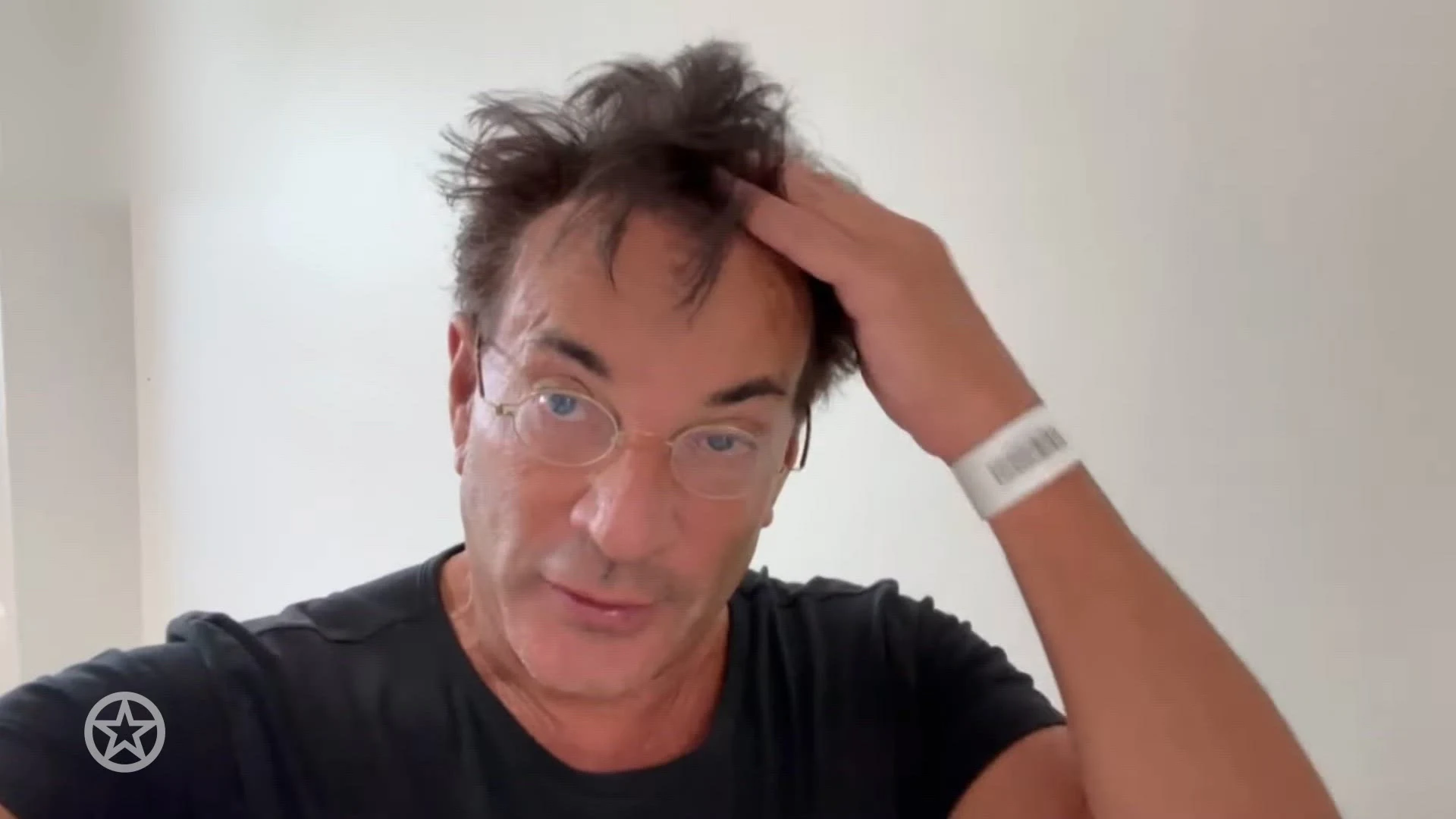 Gerard Joling zit (opnieuw) in het gips