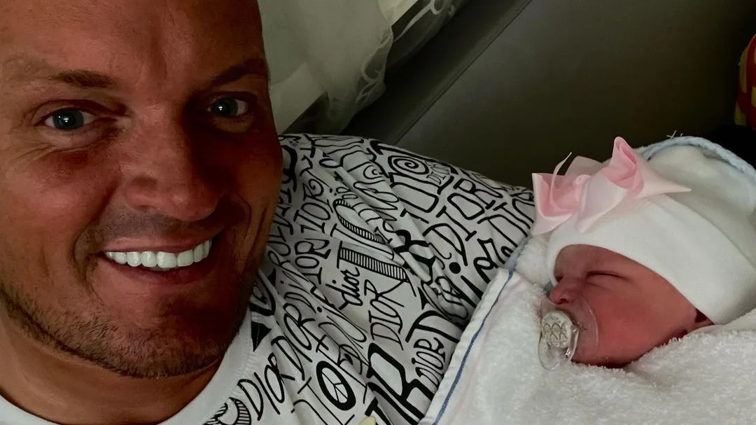 Frank van Etten verwelkomt dochtertje