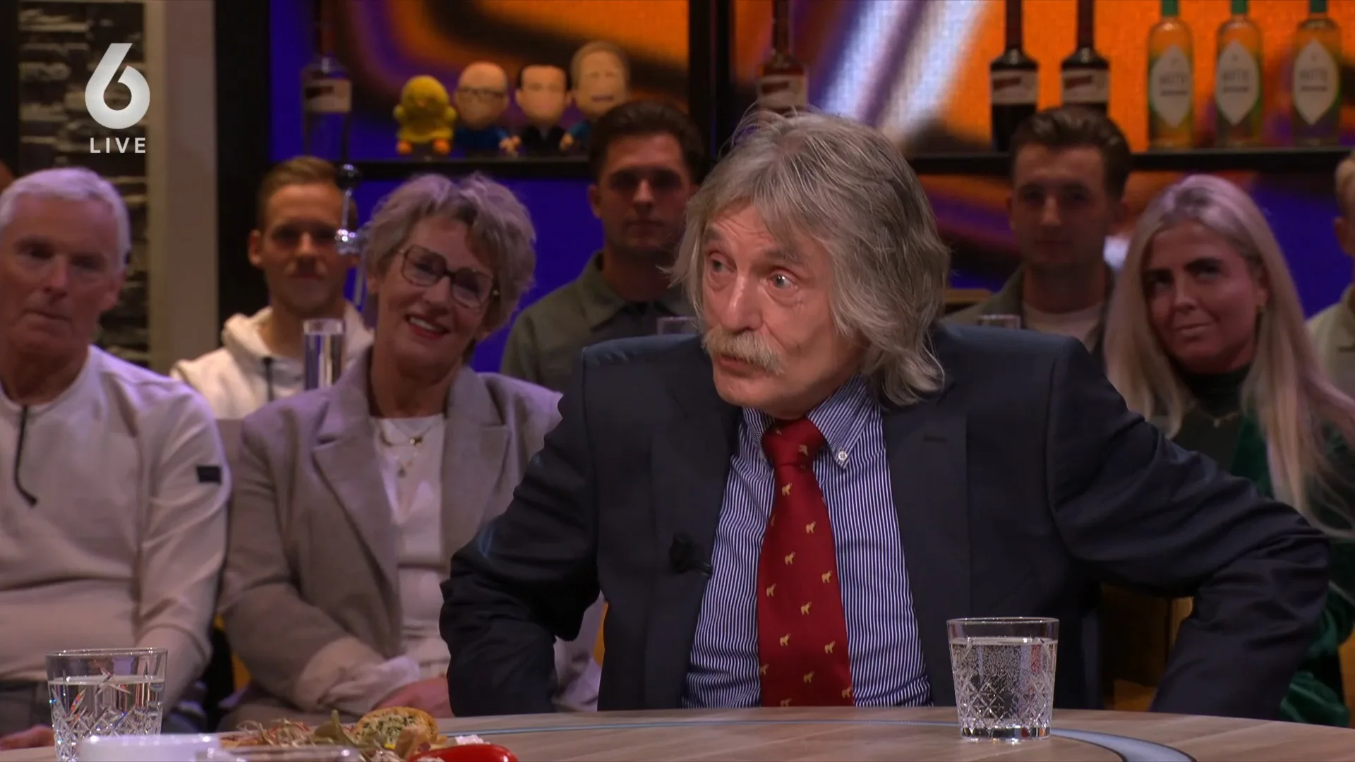 ZIEN: Johan Derksen loopt woest de studio uit 