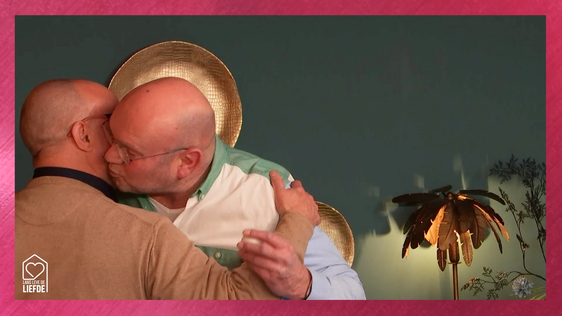 Wilbert waardeert de kus van Peter wel