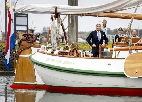 Willem-Alexander maakt bijzondere boottocht met oud-klasgenoten 
