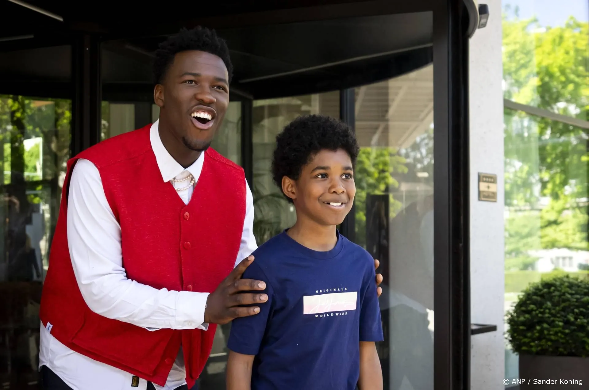 ZIEN: Aandoenlijk moment tijdens optreden van Claude