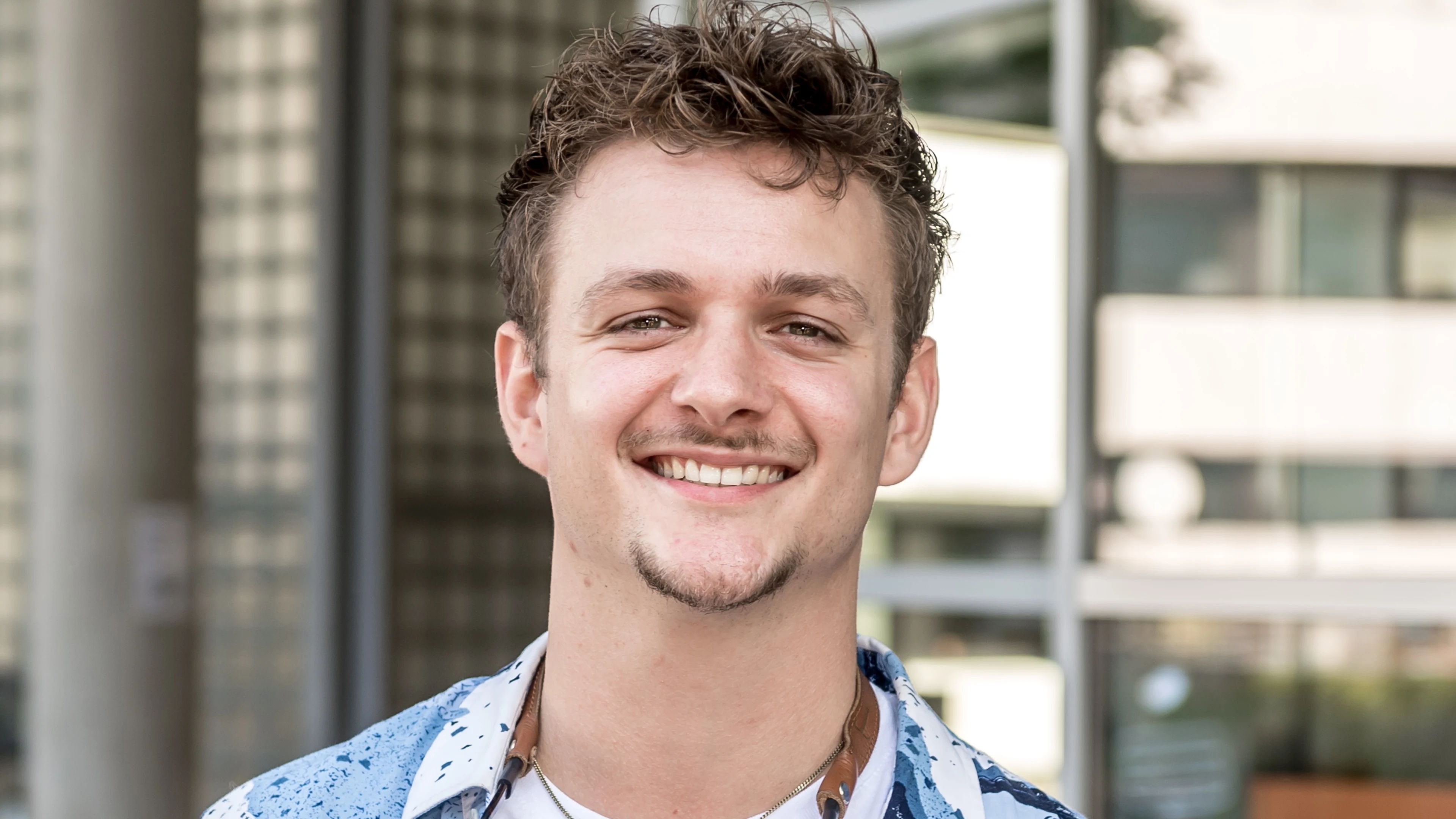 Presentator Jurre Geluk krijgt nu al coronavaccin