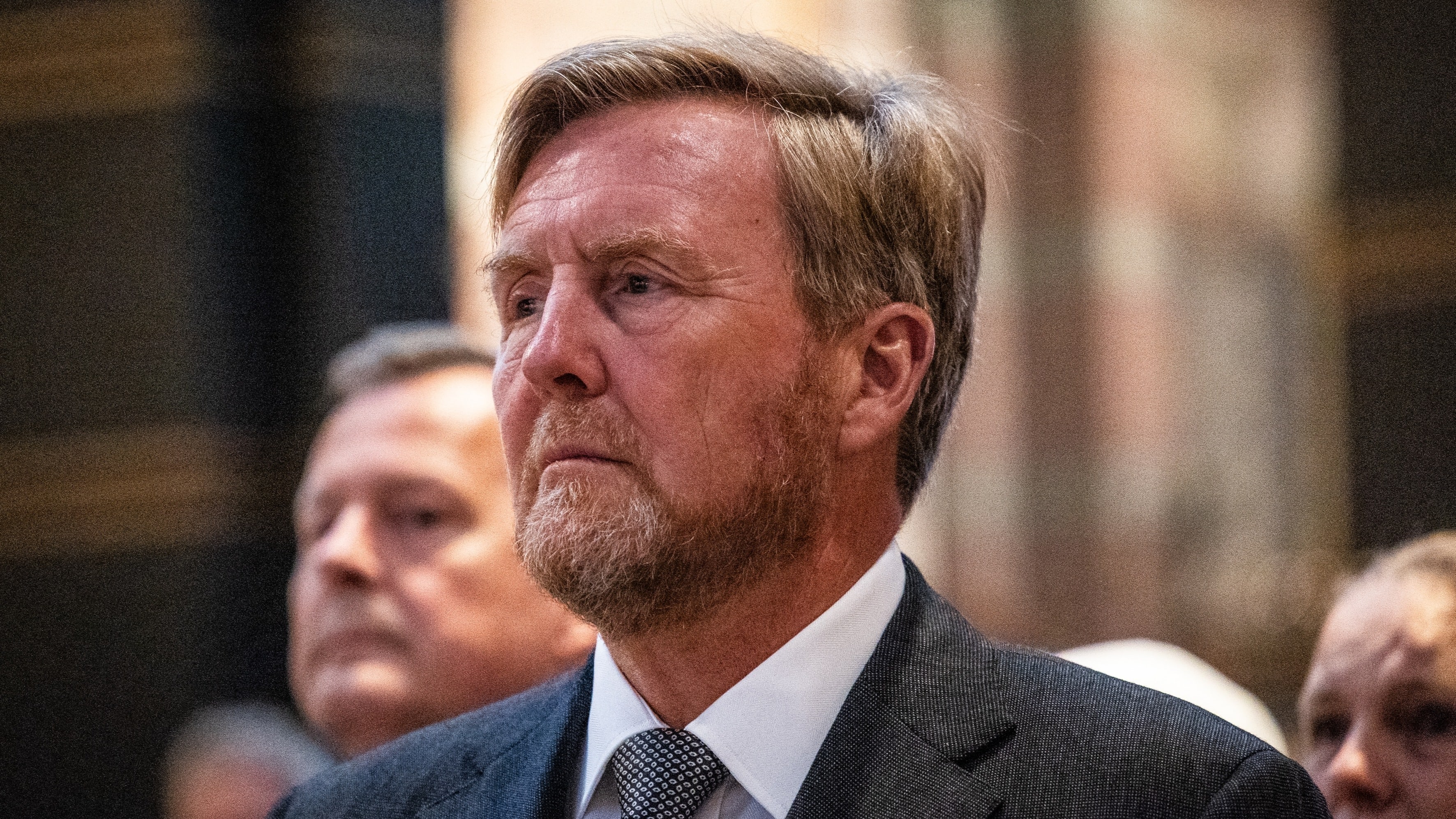 ZIEN: Koning Willem-Alexander herdenkt de paus