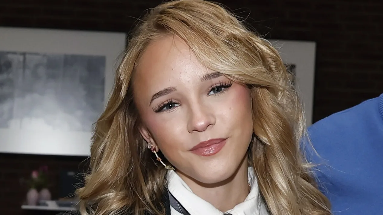 Emma Kok kampt met klachten na eerste wijntje: 'Wakker van de pijn'