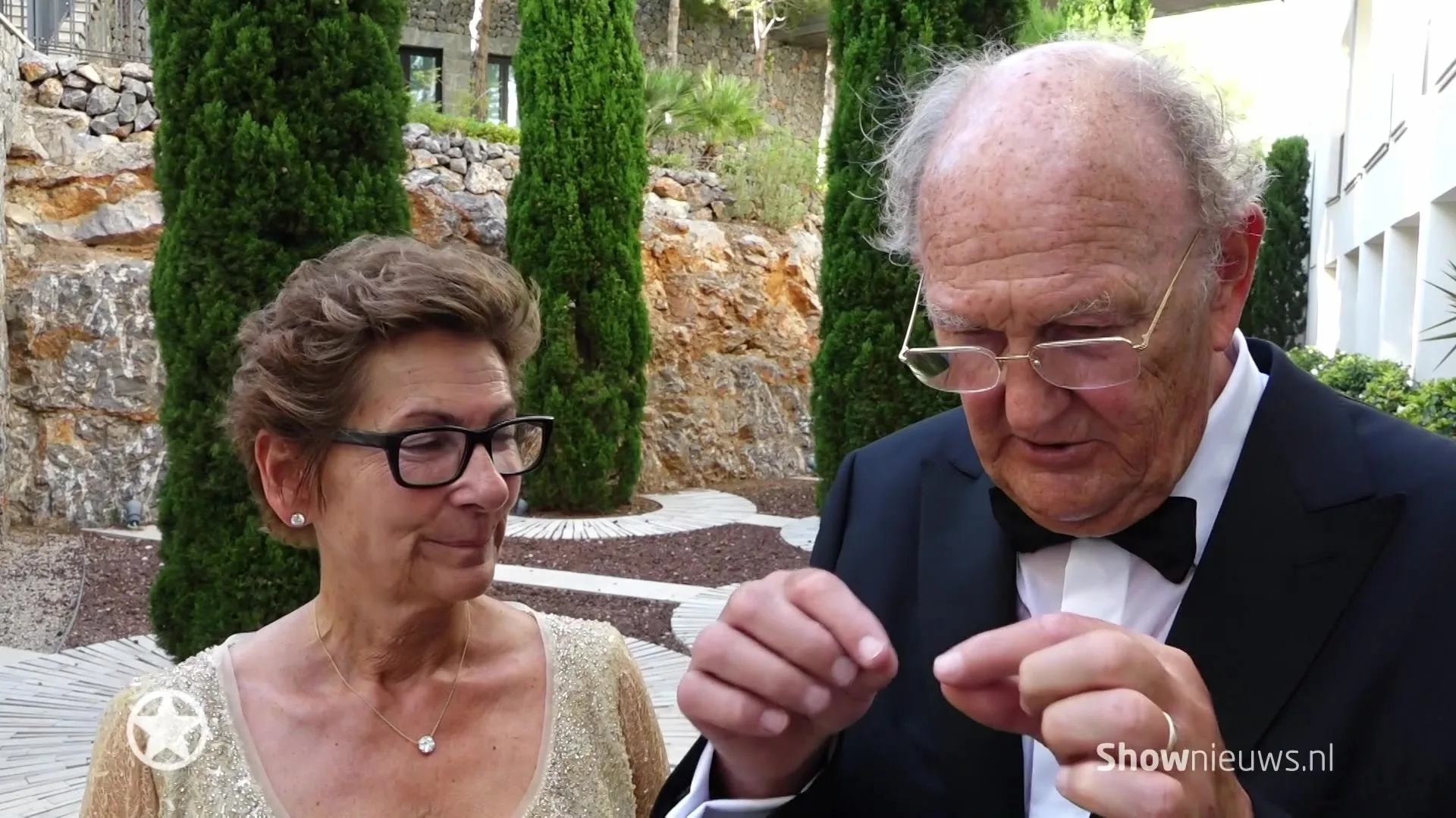 Emotionele Joop geef dochter Iris weg