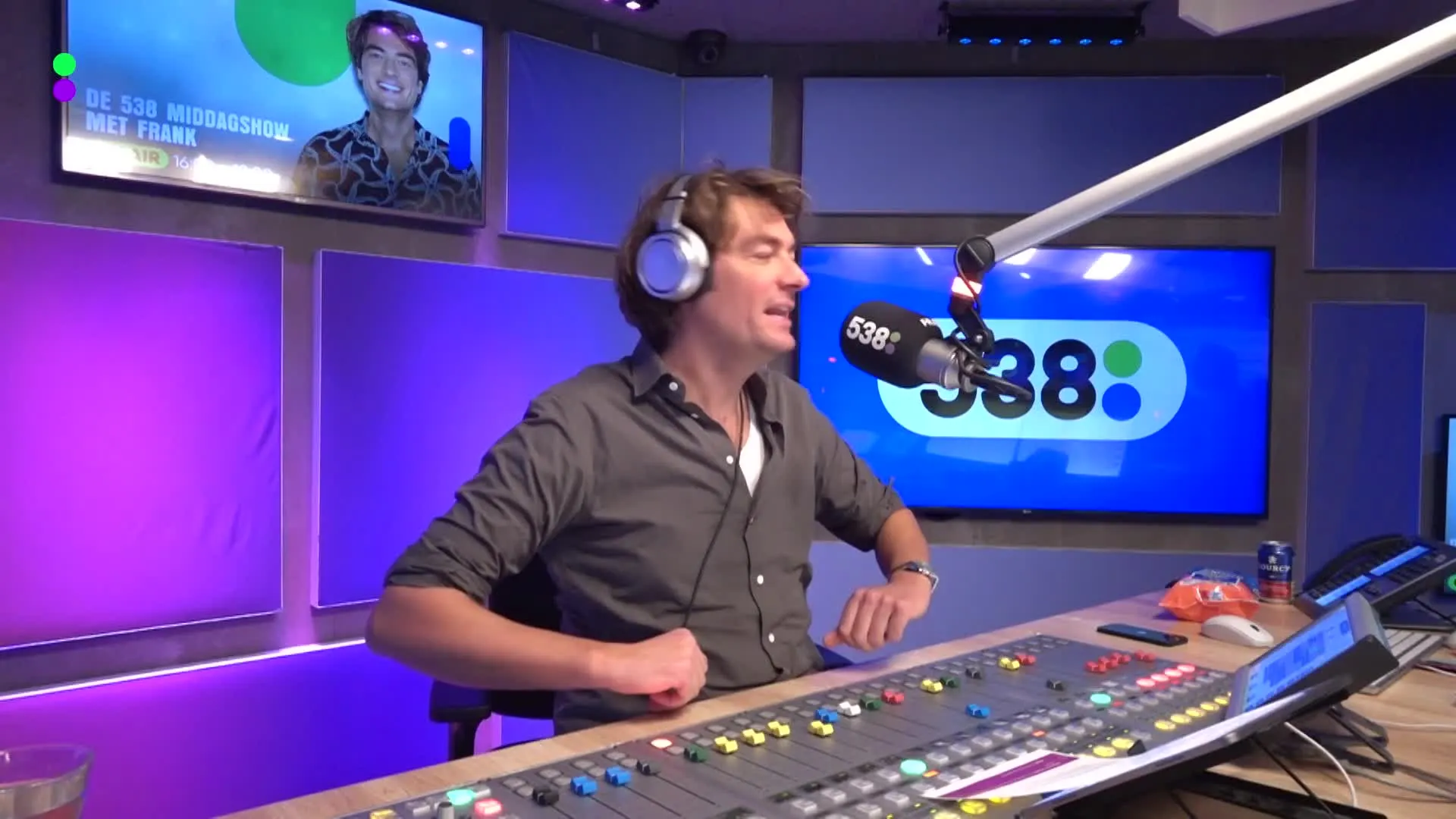 Miss Montreal zingt mee met nieuwe kersthit voor het goede doel