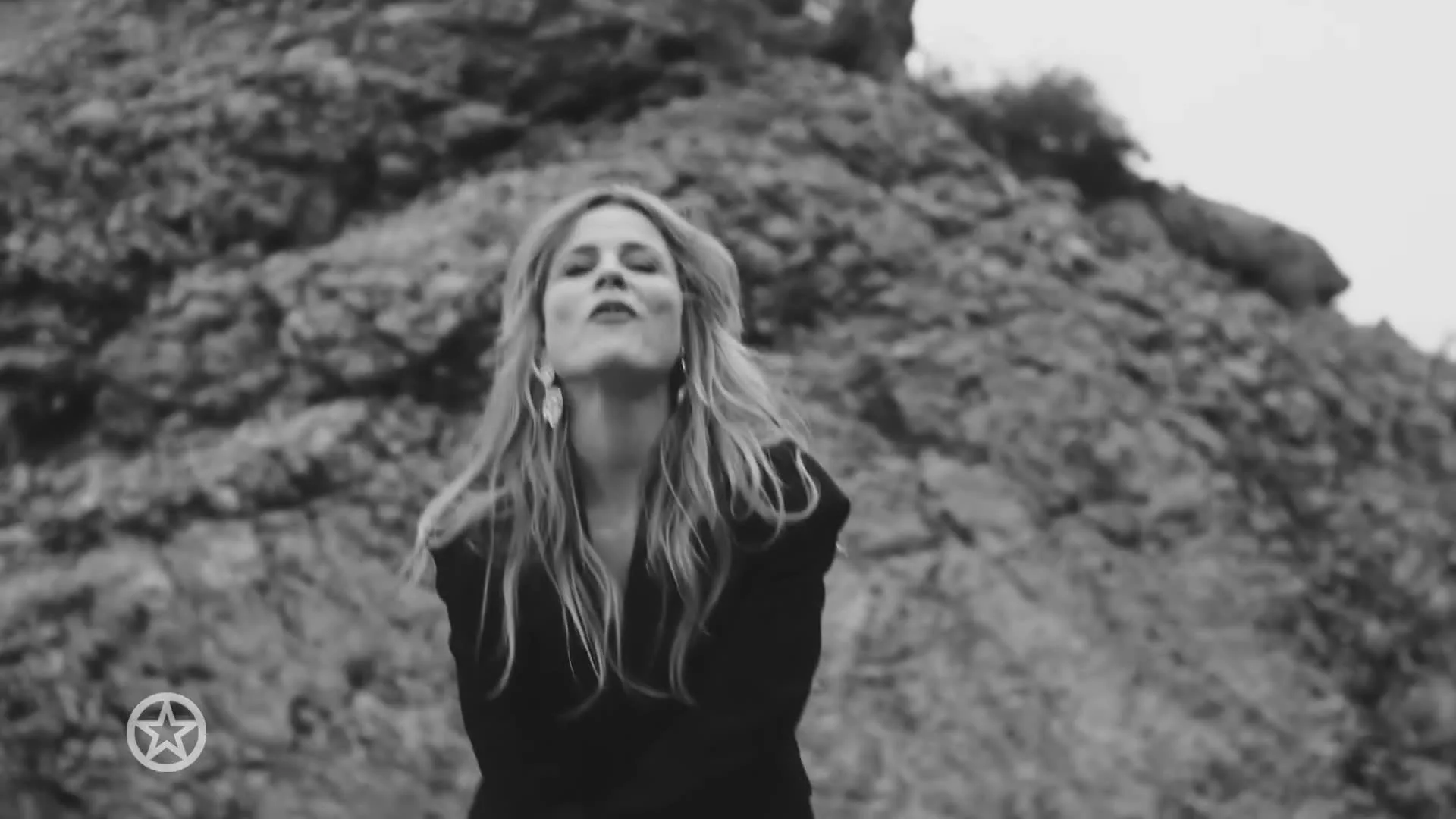 Ilse DeLange over verbroken relaties en vertrouwen