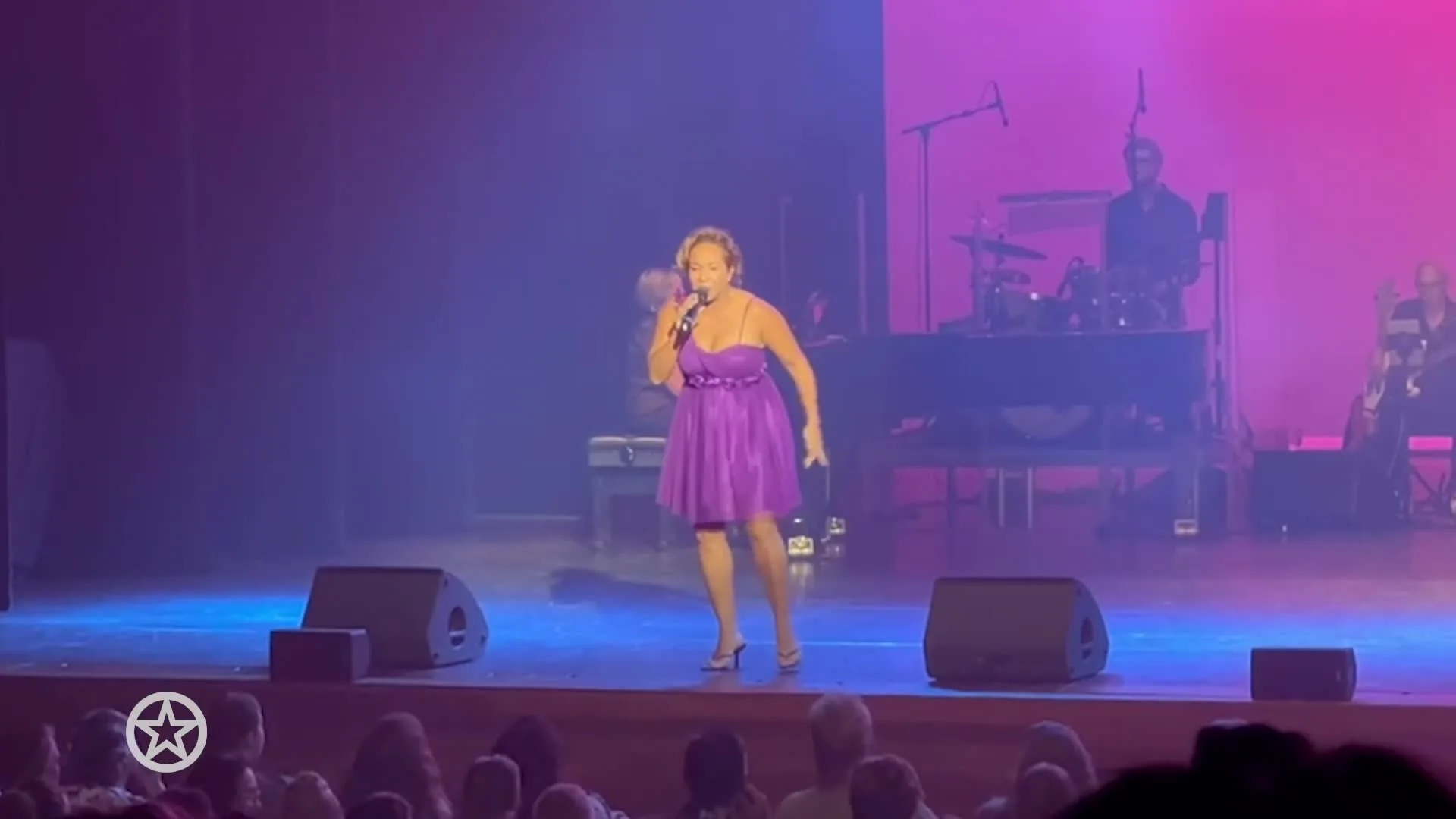 Muscialster Nurlaila Karim belaagd door vleermuis