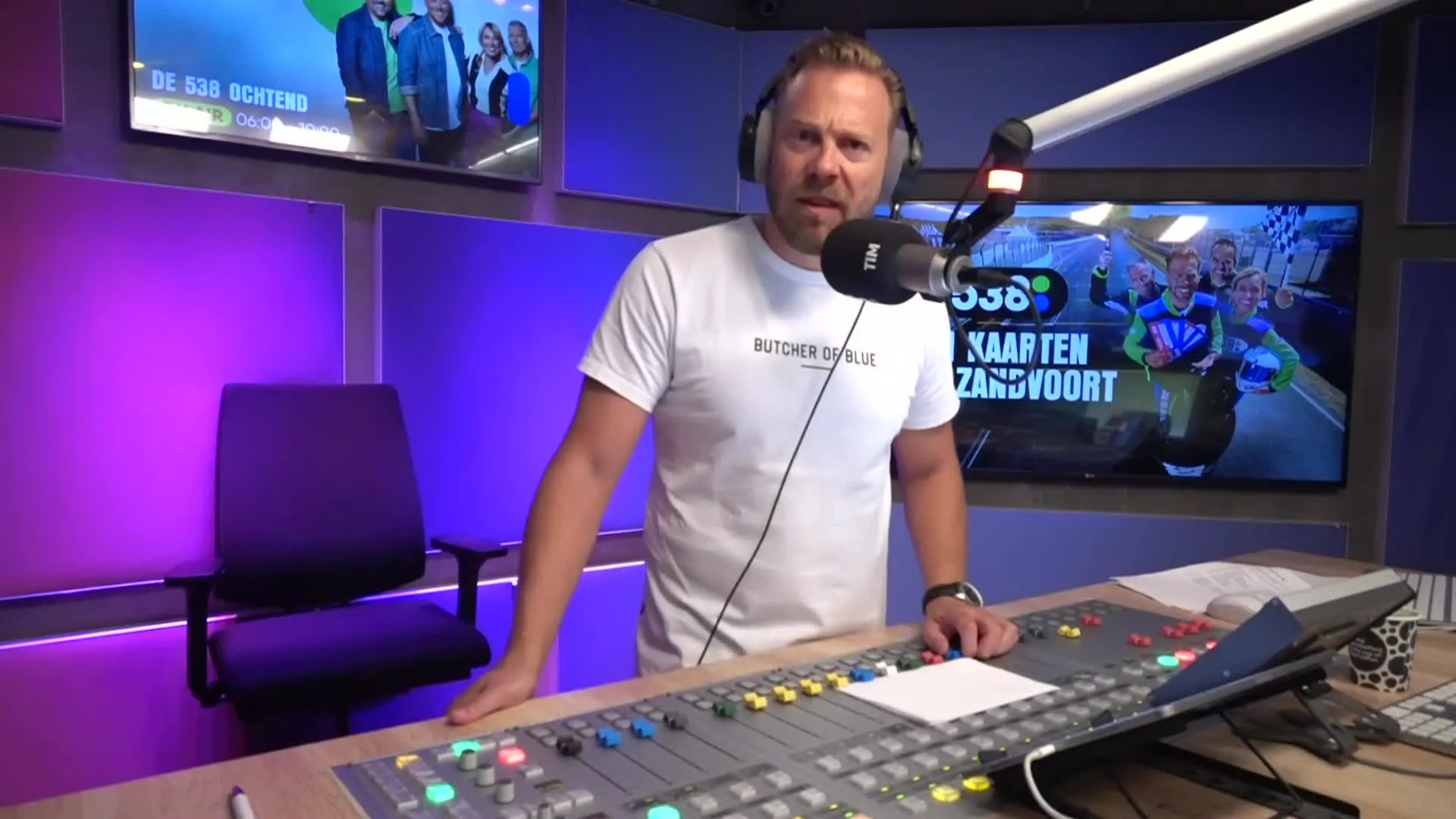 Marco Borsato huilend gespot bij tankstation