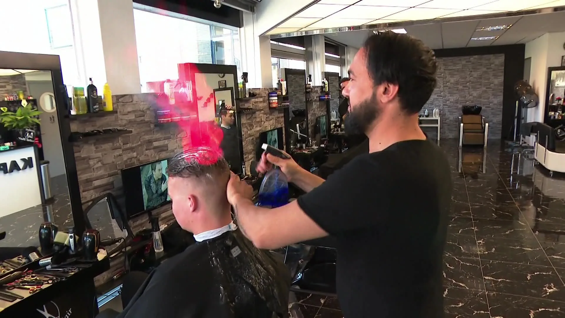 INTERNETHIT: Kapper zet klanten in vuur en vlam... letterlijk!