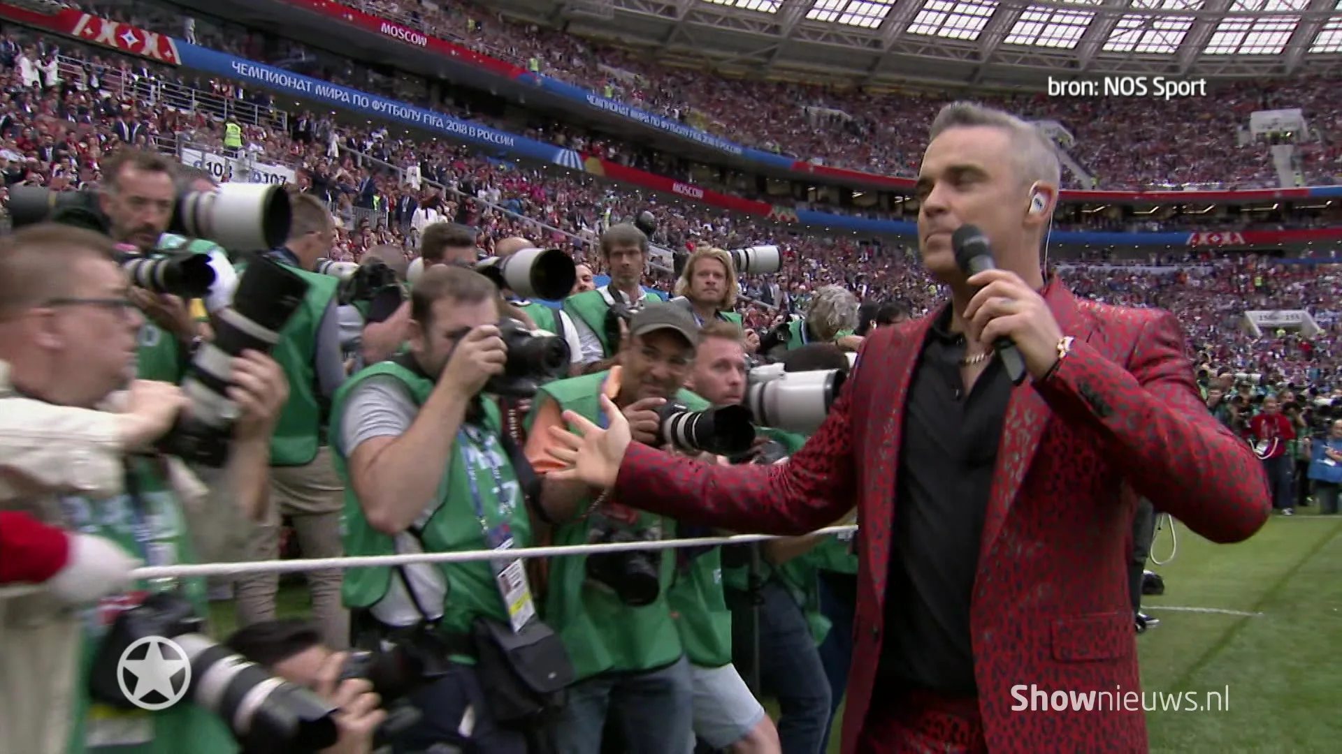 Robbie Williams steekt middelvinger op tijdens opening WK