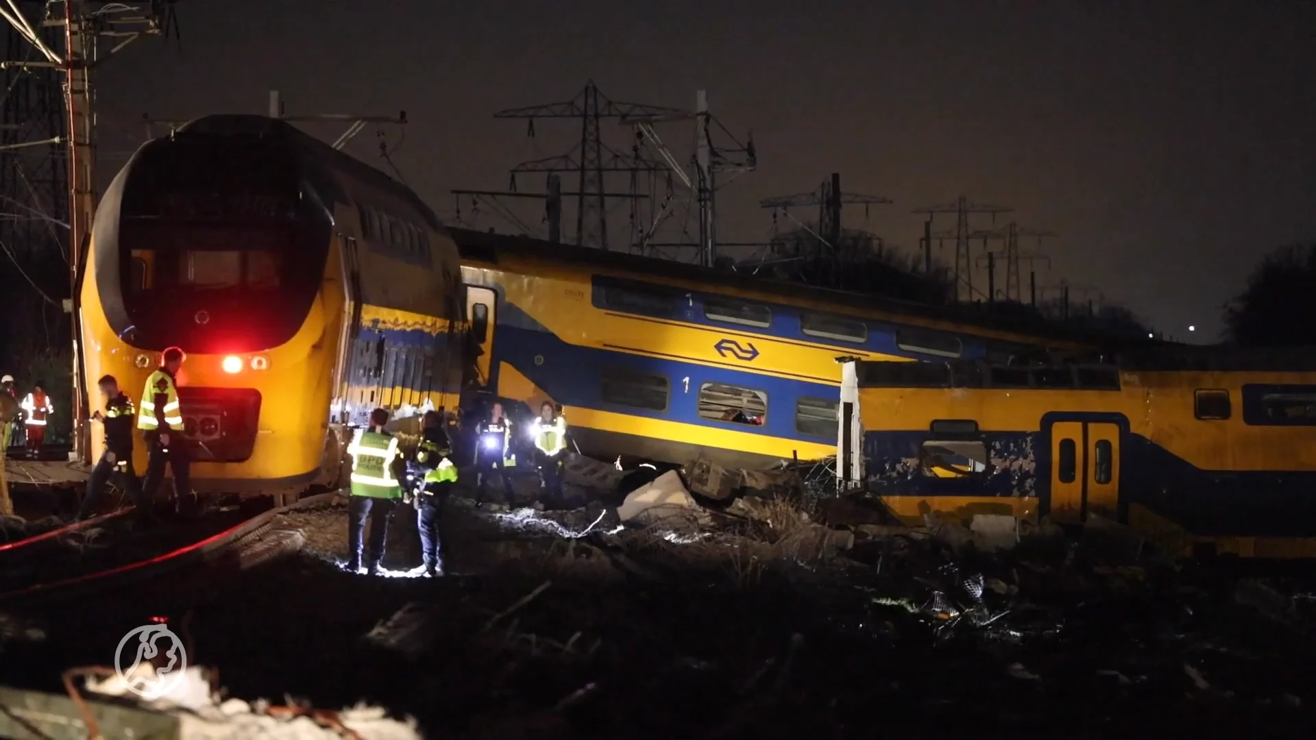 Nachttrein met 50 passagiers ontspoord, één dode en meerdere zwaargewonden