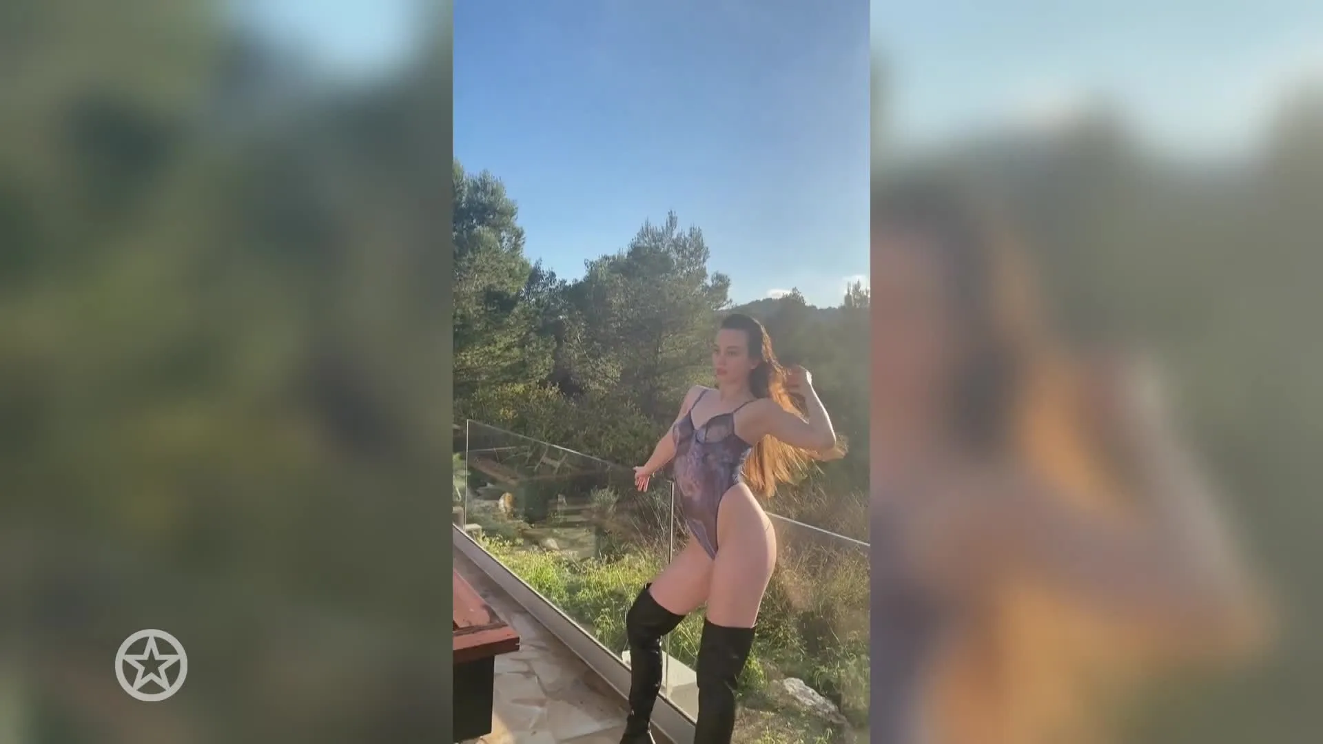 Sonja Bakker in actie voor sensuele foto's