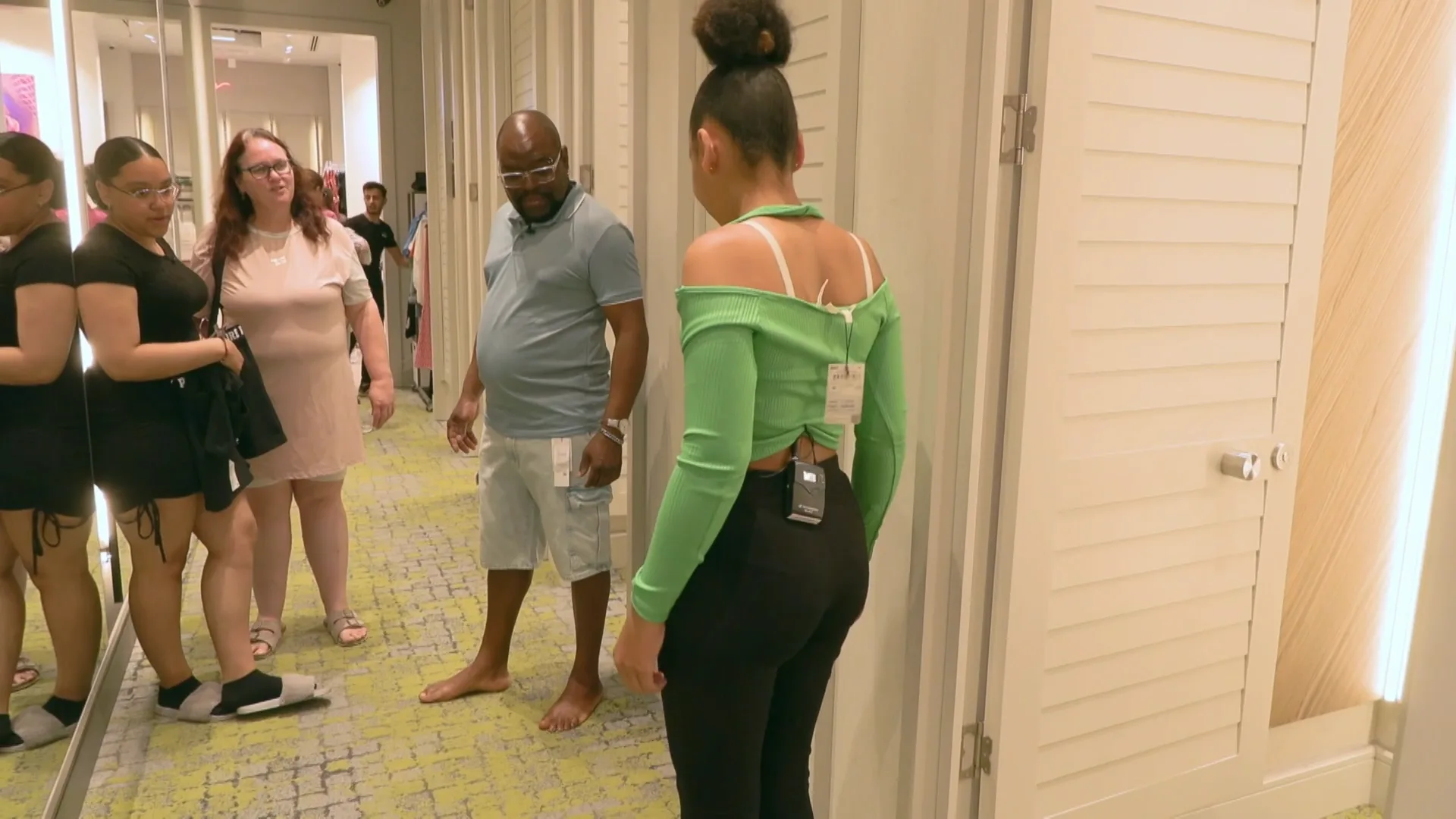 Gezin gaat HELEMAAL LOS in KLEDINGWINKEL!