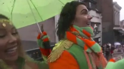 Roy Donders trotseert stromende regen voor praalwagenritje