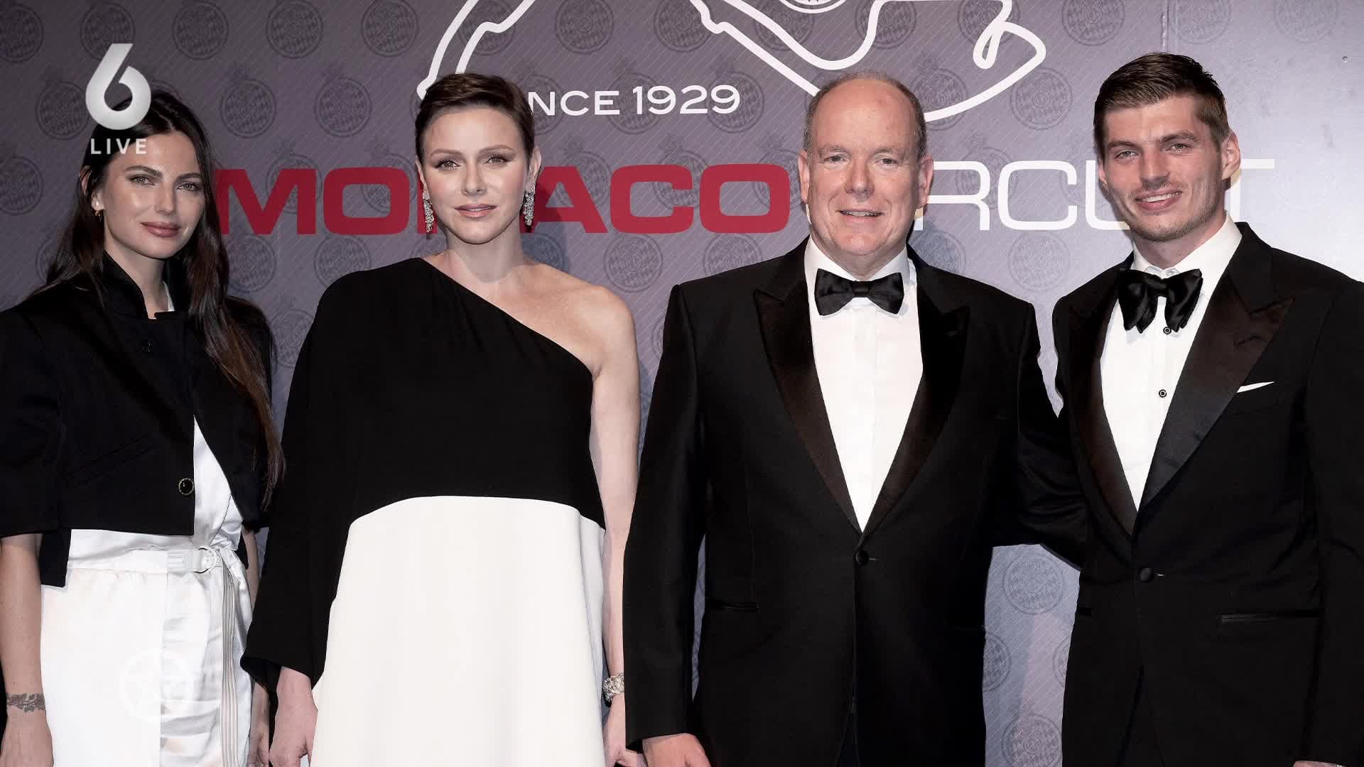 Prins Albert van Monaco overhandigt trofee aan Max Verstappen