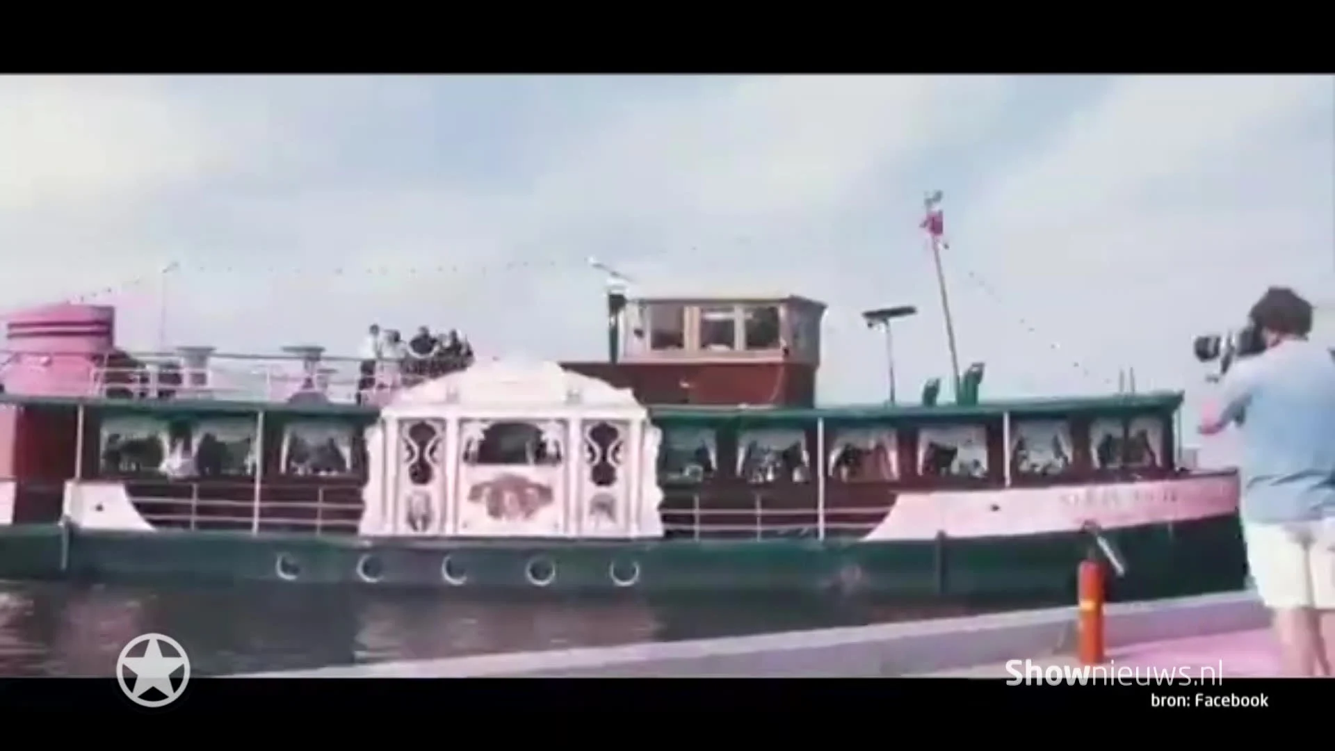 Van midden op het water zingt Glennis Grace de jarige Gordon toe