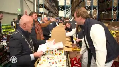 René Froger helpt met recordaantal kerstpakketten