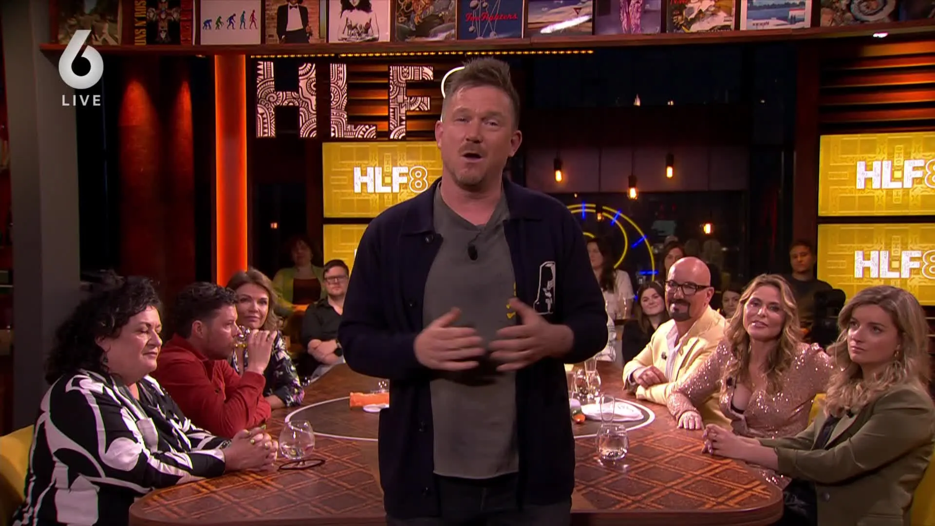 Johnny de Mol breekt bij afscheidswoord in HLF8