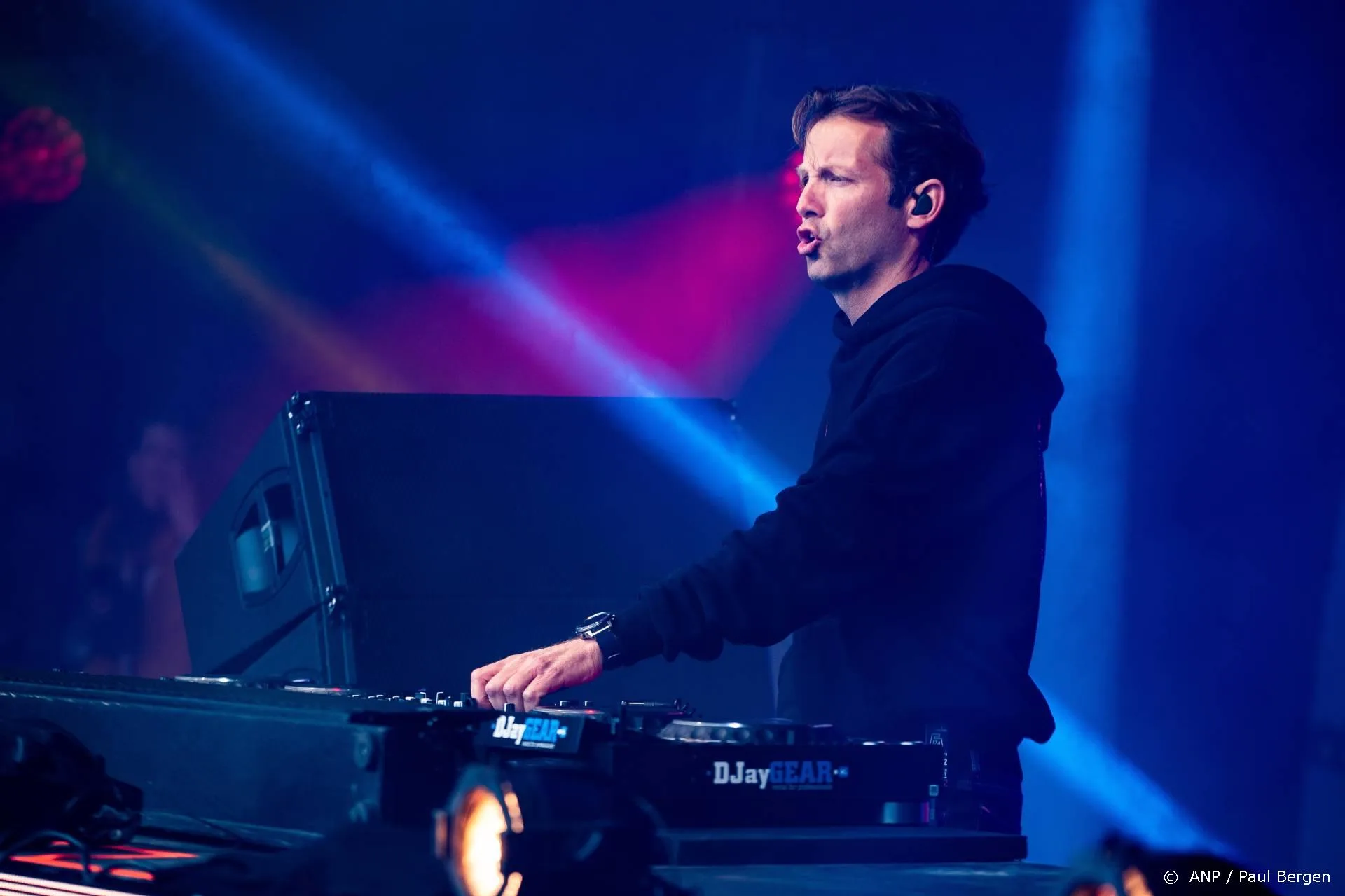 ZIEN: Graaf Claus-Casimir bij optreden prins Floris tijdens ADE