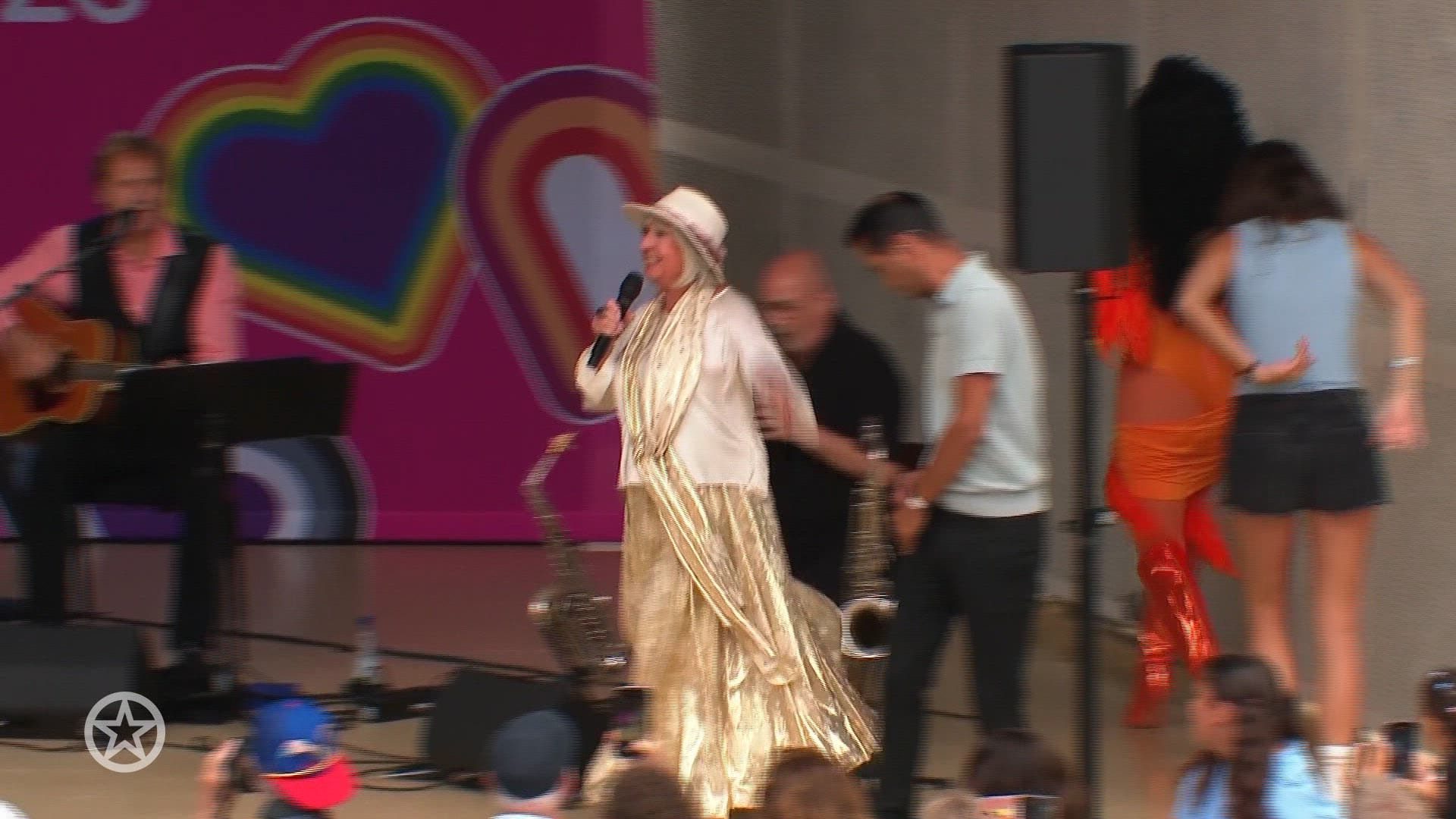 Willeke Alberti emotioneel na optreden