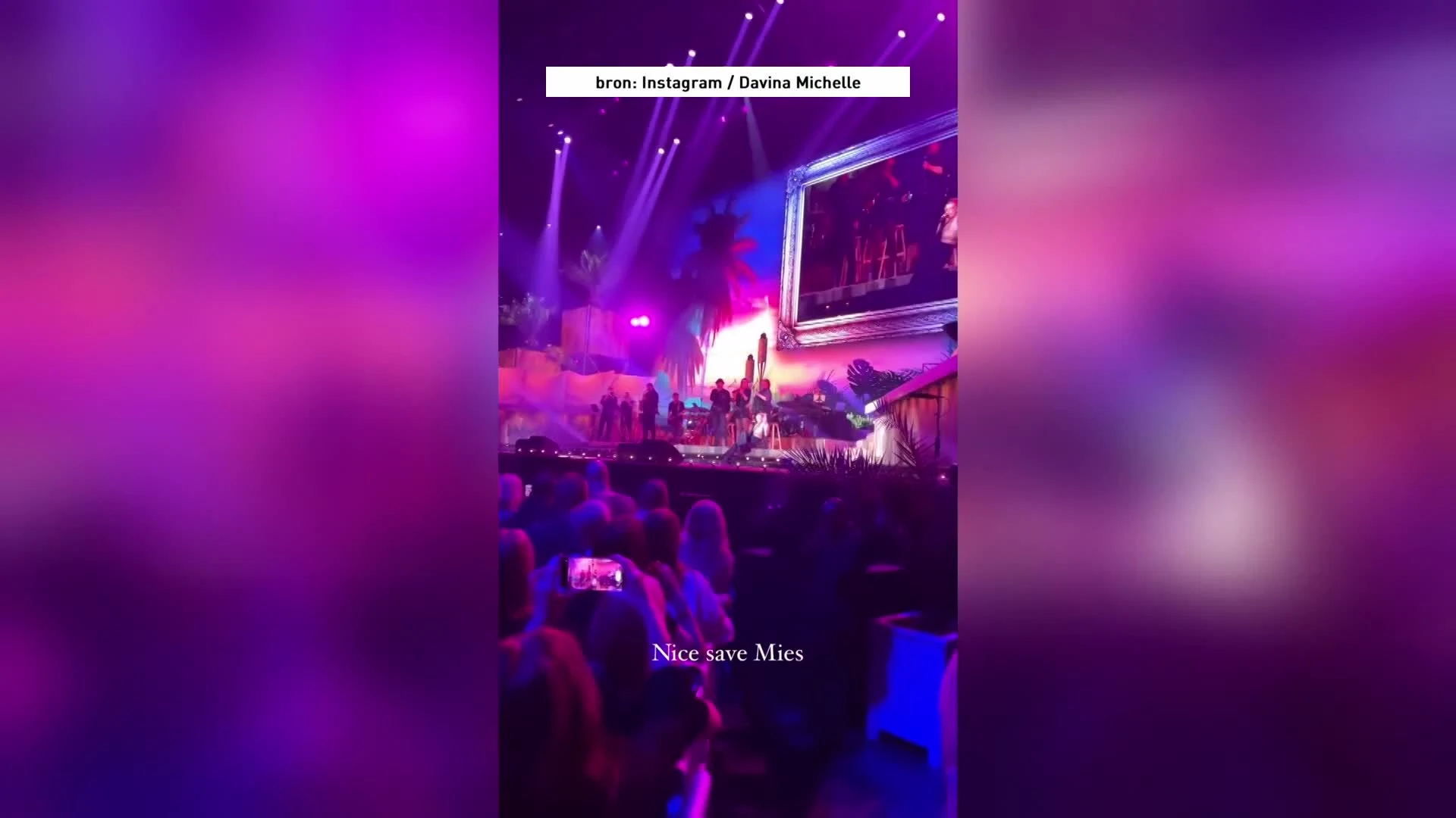 Davina Michelle maakt uitglijder op het podium