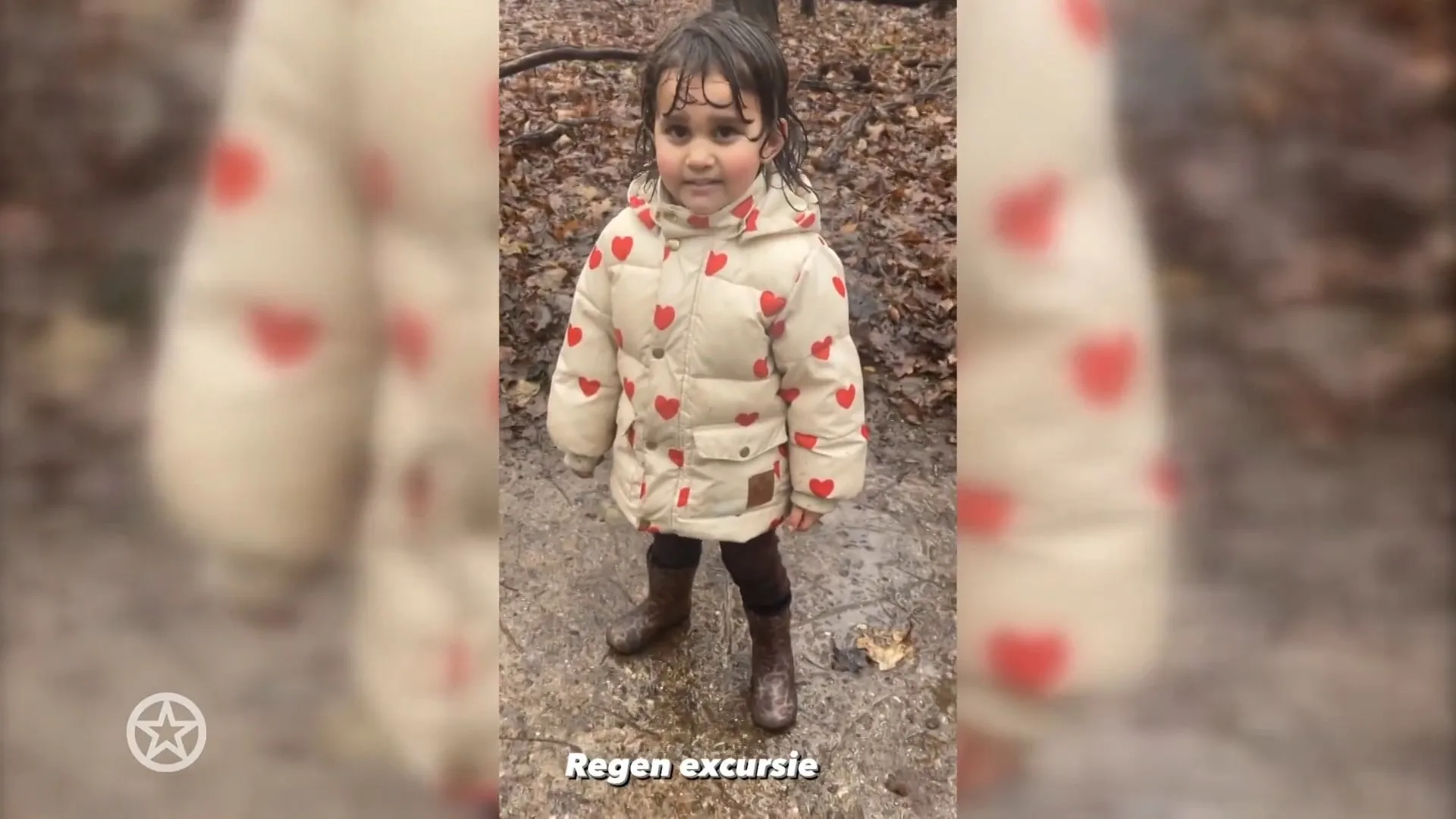 Bibi en Teddy dartelen door modder in het bos