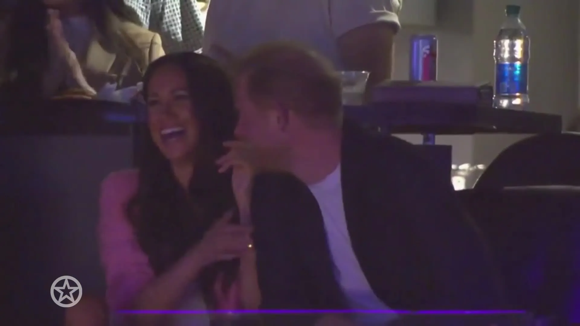 Meghan wijst kus van Harry af