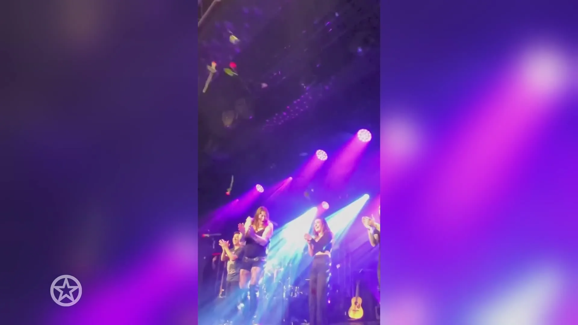 Floor Jansen overladen door rozen