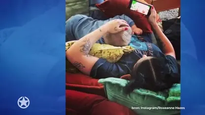 Roxeanne Hazes geniet thuis van kleine Fender