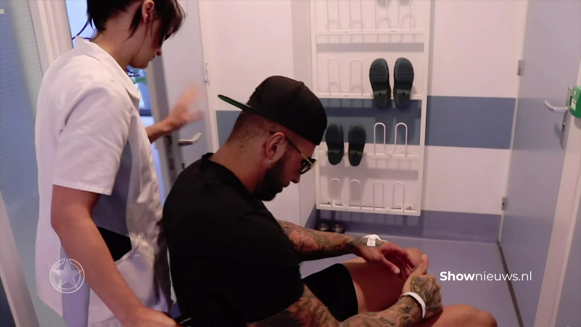 Alex Maas aan het 'spacen' na borstverkleining