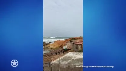 Monique is ertussenuit met André