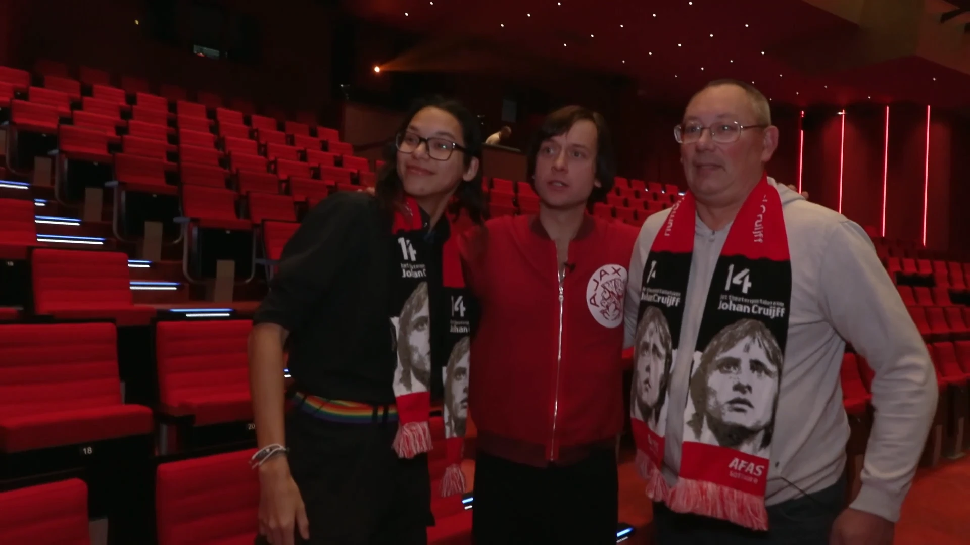 Vader VERRAST zoon met DROOMCADEAU VAN RUIM 500 EURO!