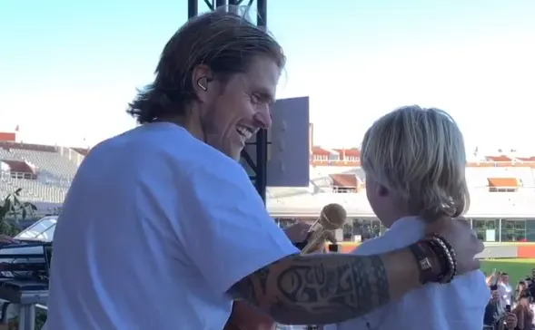 ZIEN: André Hazes herenigd met zoontje