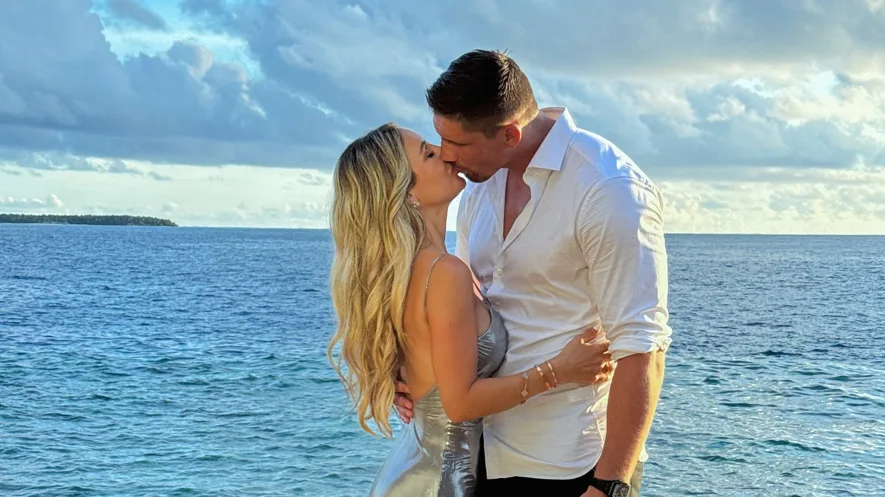 Rico Verhoeven en vriendin begeven zich op roze wolk