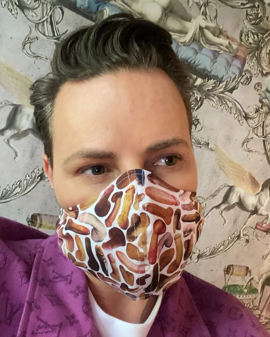 Fred van Leer uitgelachen om 'lullig' mondkapje