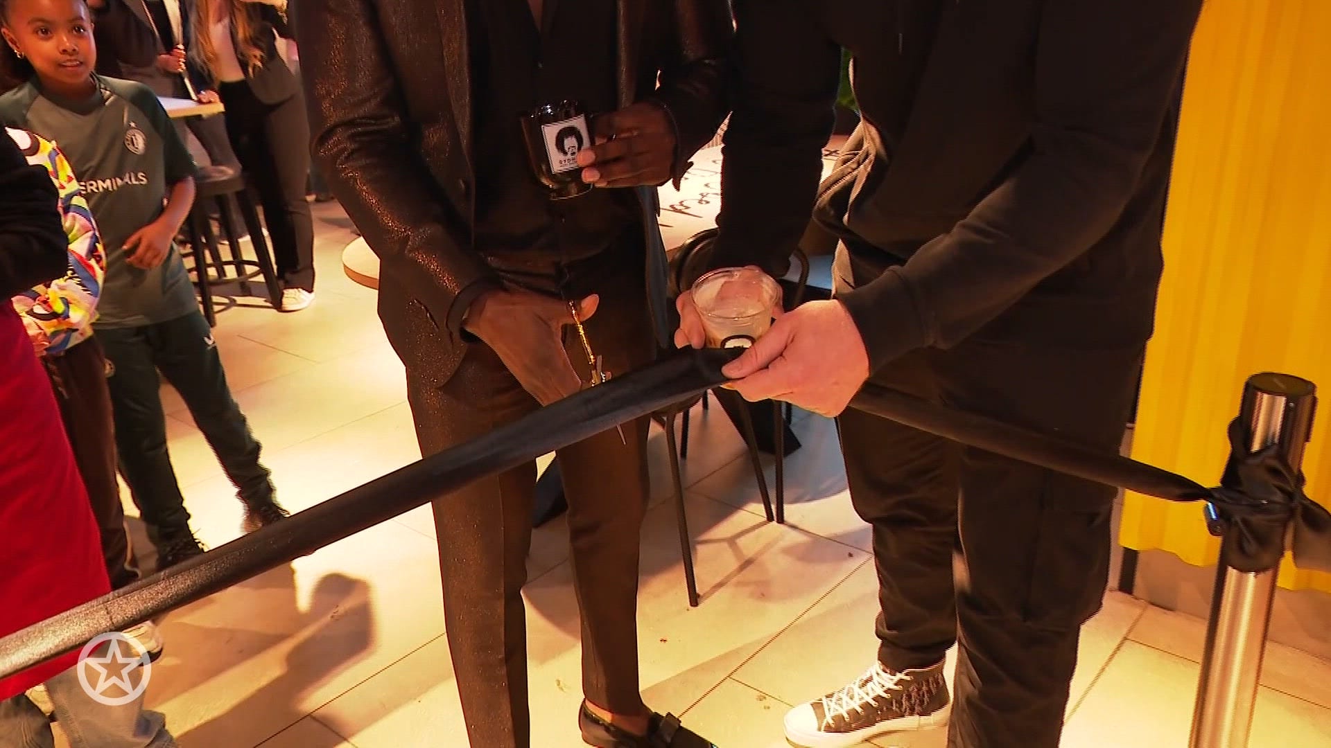 Jandino Asporaat opent koffiezaak