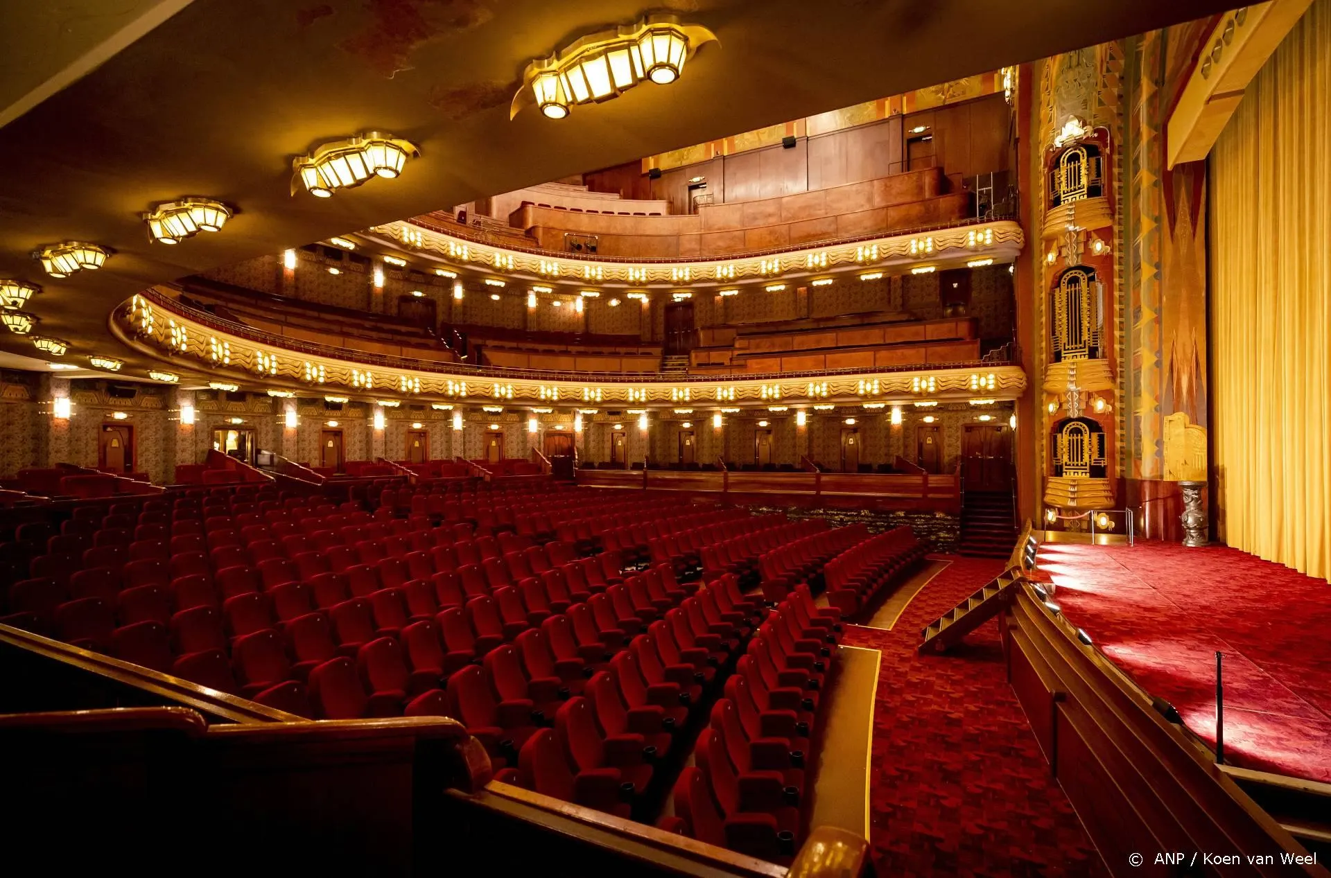 Amsterdamse bioscoop Tuschinski viert 100-jarig bestaan