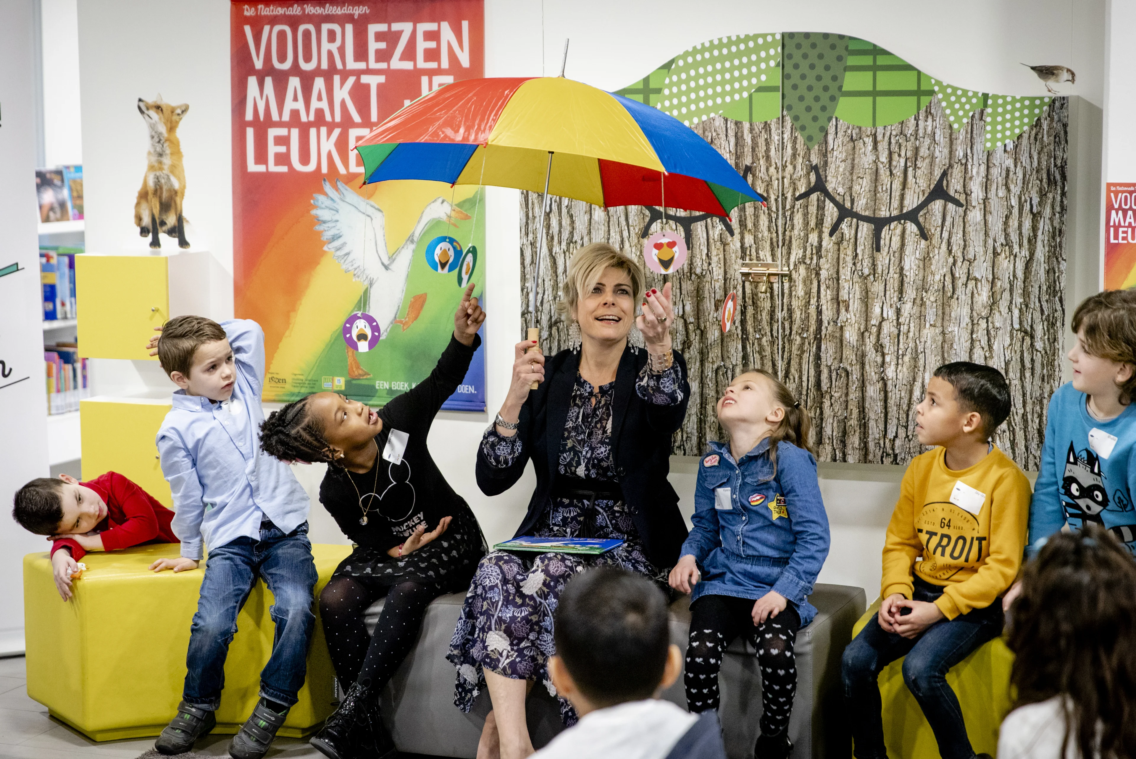 Prinses Laurentien doet een boekje open...