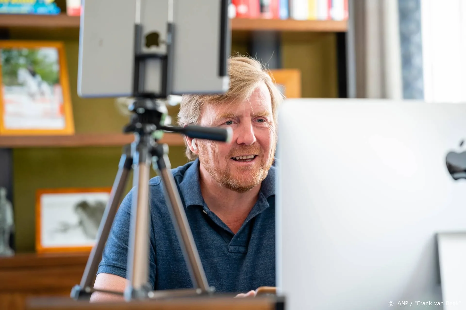 Koning laat zich bijpraten over geannuleerd songfestival