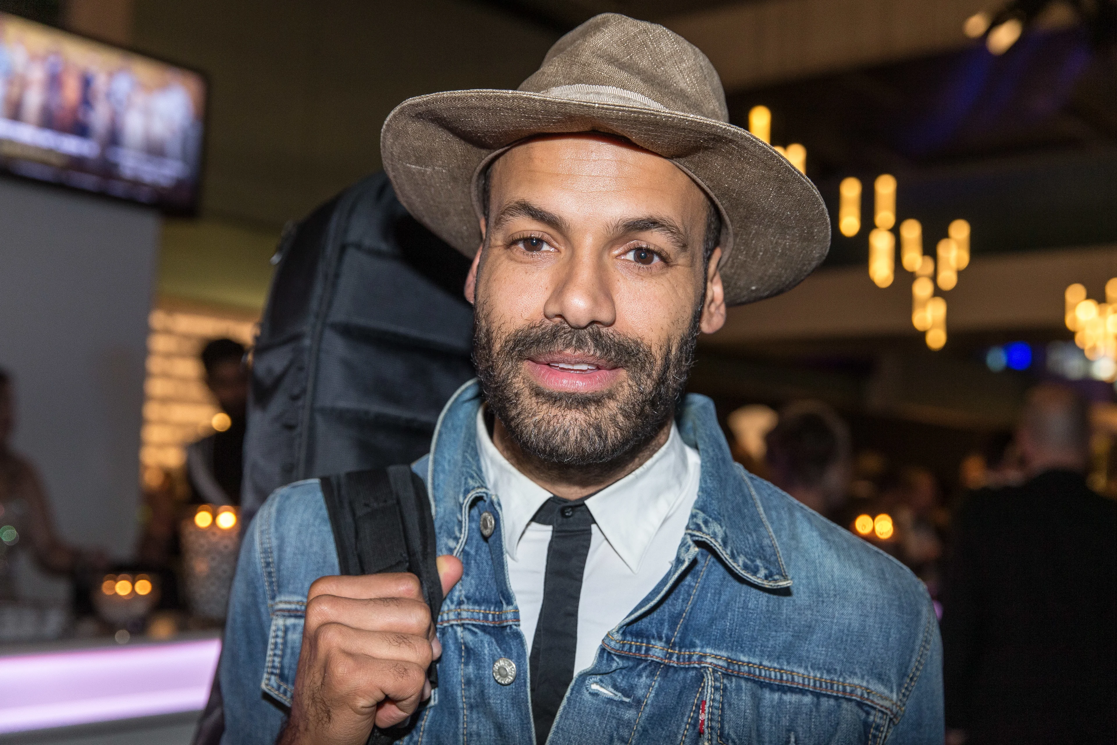 Alain Clark maakt indrukwekkend lied voor medewerkers in de zorg