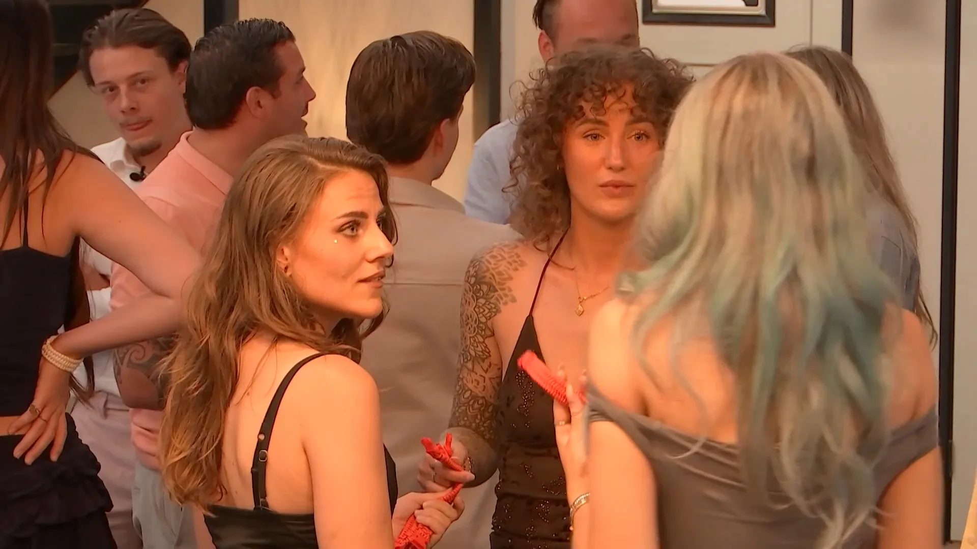 De nieuwe bondjes beginnen De Bondgenoten direct met discussie: 'Zij is vies'